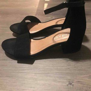 Block heel with ankle strap, black